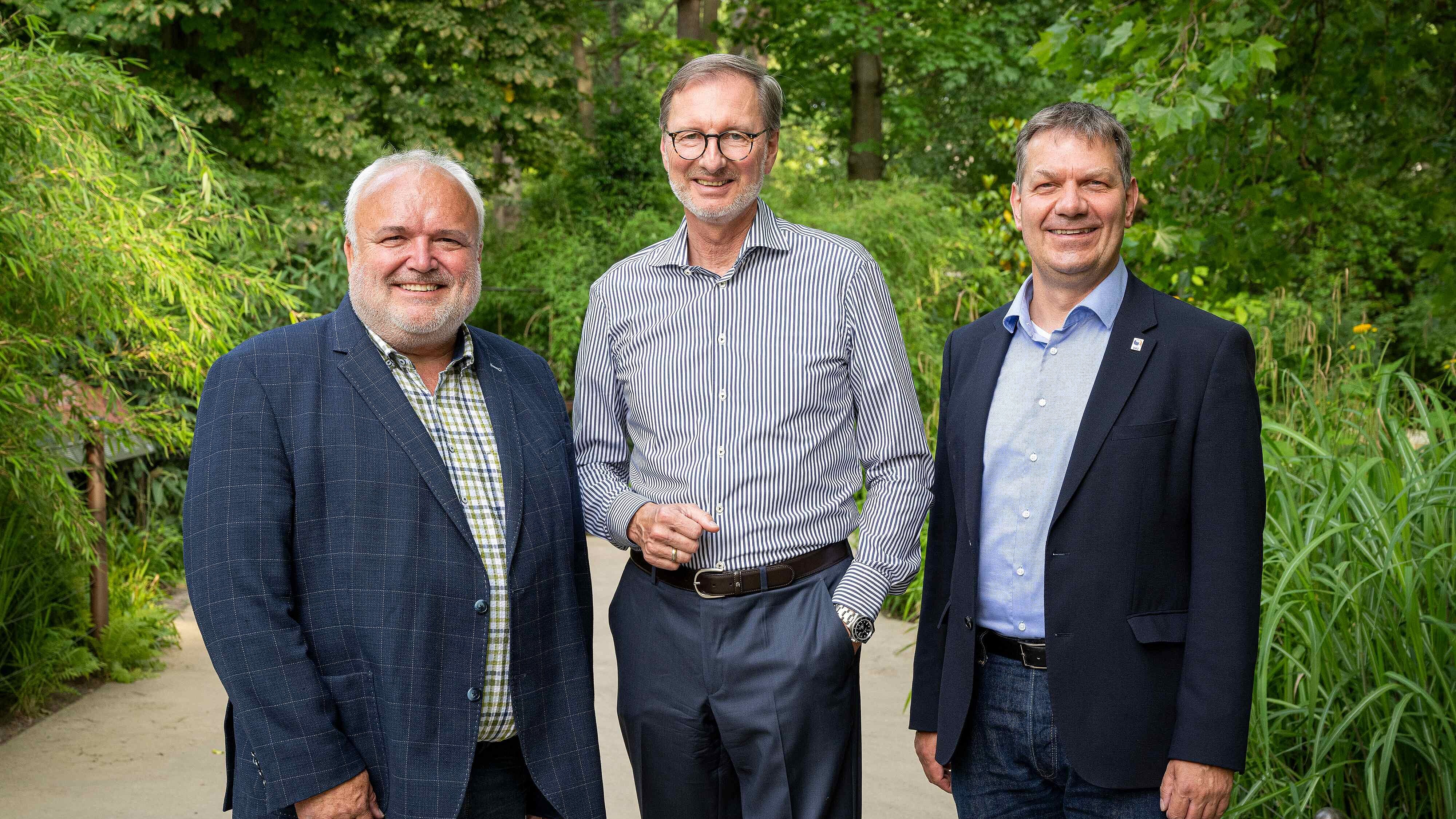 Die Gastgeber der VdZ-Jahrestagung Jörg Junhold, VdZ-Präsident, Dr. Andreas Knieriem, Direktor von Zoo, Tierpark und Aquarium Berlin, und Volker Homes, VdZ-Geschäftsführer